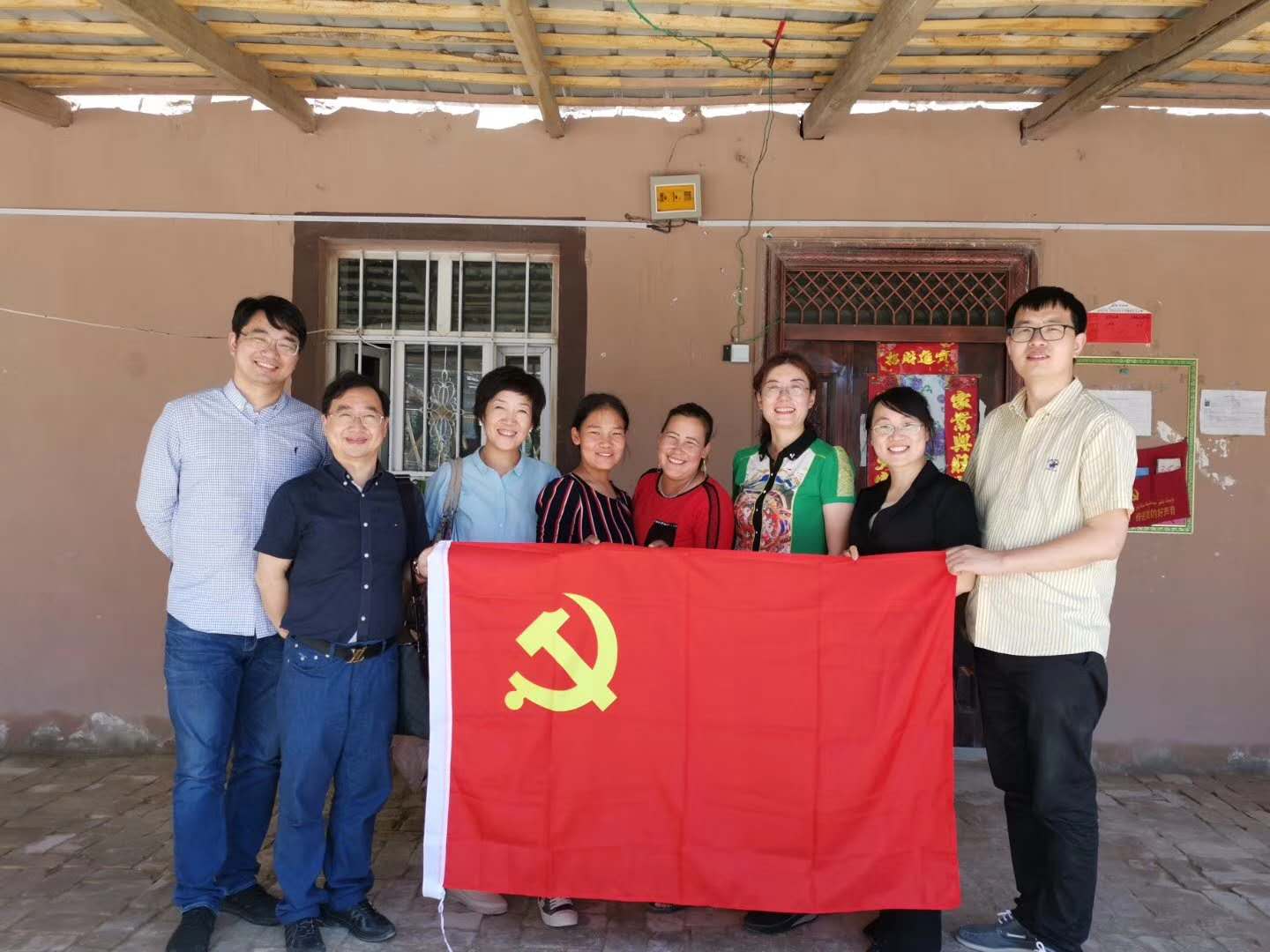 拿黨旗的.jpg